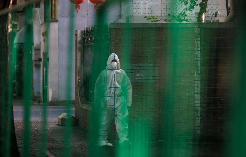 Shanghai (China), 04/06/2022.- A man in protective gear stands inside a quarantined area amid a new round of lockdowns, in Shanghai, China, 04 June 2022. Four days after the Shanghai lockdown was lifted, the city is still battling new sporadic community COVID-19 cases. Mandatory emergency PCR testing has been administered in all medium and high-risk neighboring compounds where residential security is banging on doors, shouting at people to quickly come down. People in high and medium-risk areas are required to undergo a daily PCR test for two weeks. If all residents test negative for COVID-19, their areas will be marked as low-risk. EFE/EPA/ALEX PLAVEVSKI