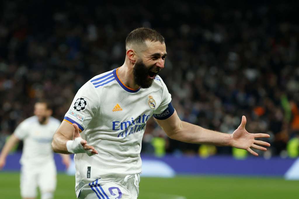 MADRID, 09/03/2022.- El delantero del Real Madrid Karim Benzemá celebra tras marcar ante el París Saint Germain, durante el partido de vuelta de los octavos de final de la Liga de Campeones que disputan hoy miércoles en el estadio Santiago Bernabéu. EFE/Juanjo Martín