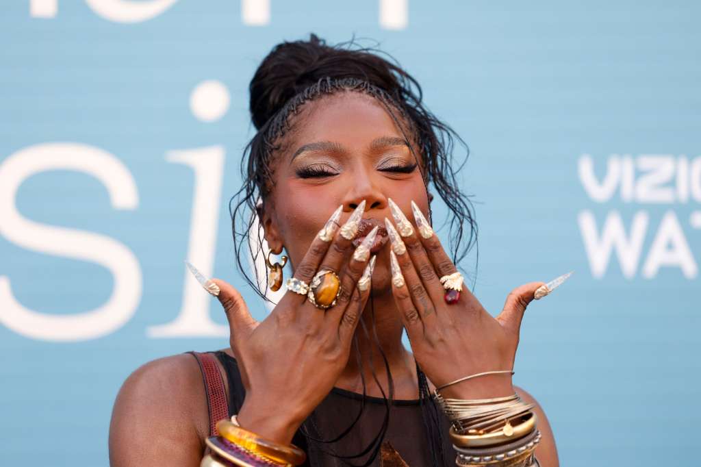 INGLEWOOD (United States), 30/03/2025.- US rapper and singer Doechii attends the Billboard Women in Music Awards at the YouTube Theater in Inglewood, California, USA, 29 March 2025. EFE/EPA/CAROLINE BREHMAN
