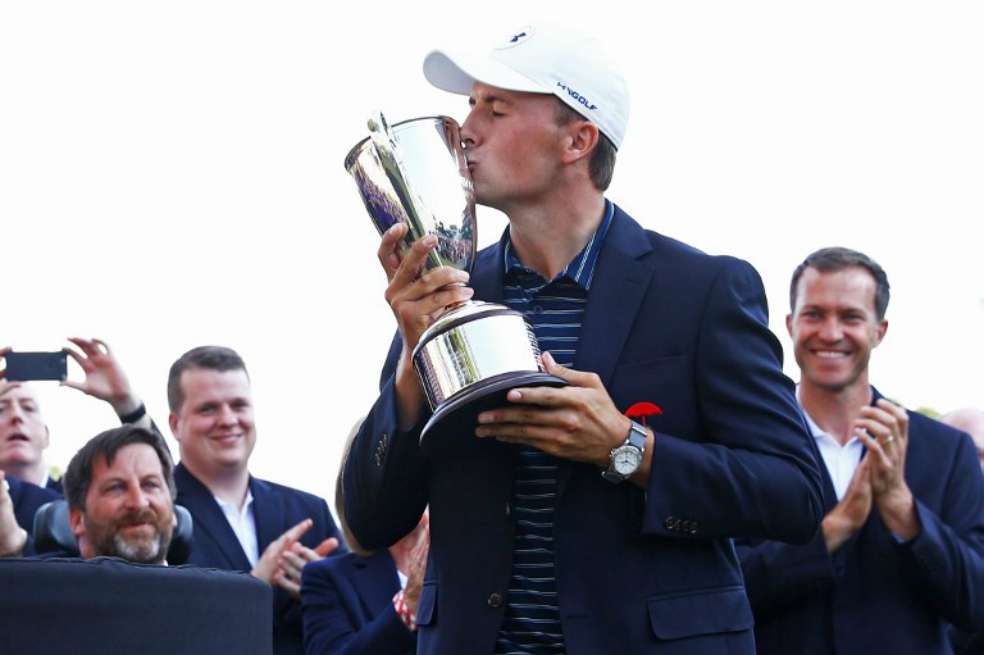 El estadounidense Jordan Spieth besa, este domingo, el trofeo del Travelers Championship, décimo que gana en el circuito más importante del golf. / AFP