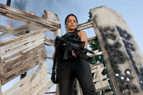 Michelle Rodríguez y Milla Jovovich, mano a mano en "Resident Evil 5″