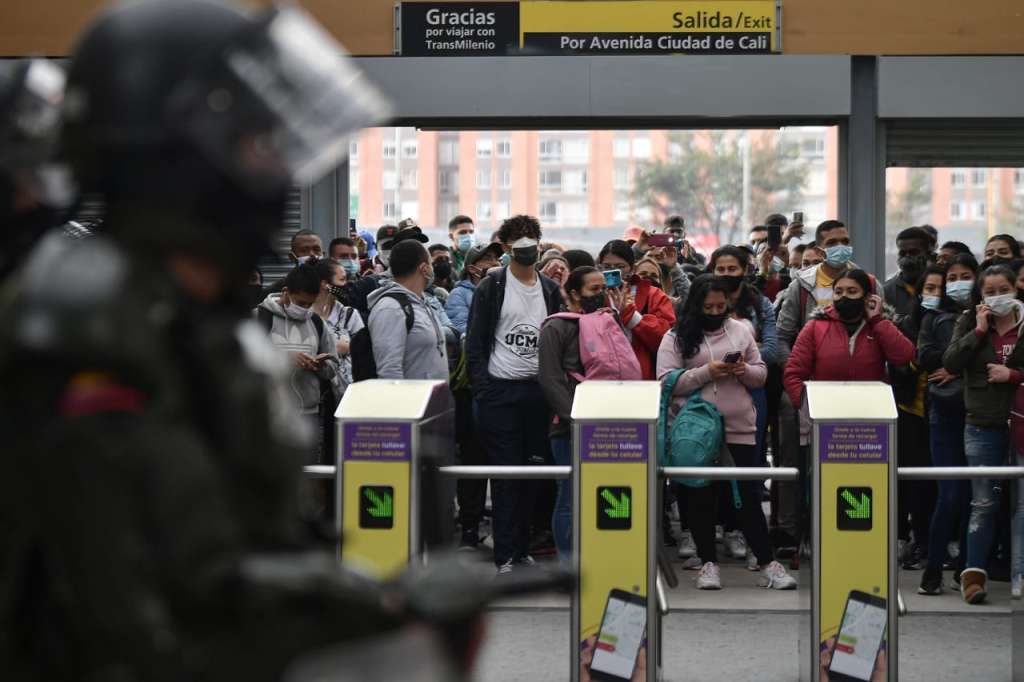 Varias personas frente a la taquilla de la estación.