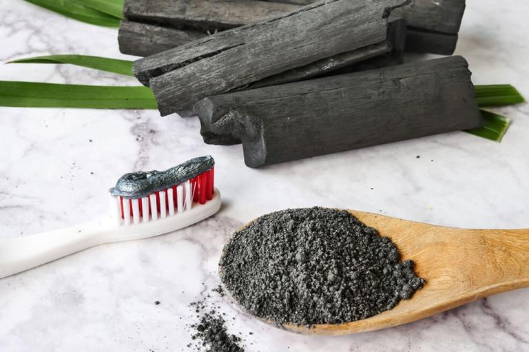 ¿Existen riesgos al blanquear los dientes con carbón activado?