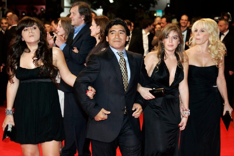 El exfutbolista argentino Diego Maradona con sus hijas Giannina y Dalma, y su exesposa Claudia. / AP