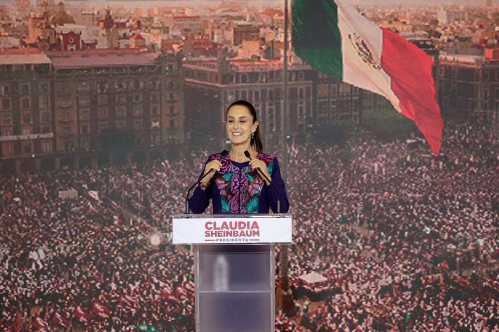 CIUDAD DE MÉXICO, 03/06/2024.- La candidata oficialista a la presidencia de México, Claudia Sheinbaum, habla durante una conferencia de prensa este lunes en la Ciudad de México (México). La oficialista Claudia Sheinbaum será la primera mujer presidenta de México tras obtener entre un 58,3 % y un 60,7% de los votos en las elecciones de este domingo, según el conteo rápido del Instituto Nacional Electoral (INE), ante un rango de entre 26,6% y 28,6% de su principal rival, la opositora Xóchitl Gálvez. EFE/José Méndez