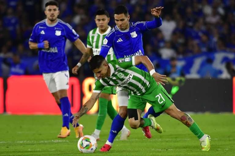 Mateo García disputando un duelo por el balón contra Jorman Campuzano en la victoria 3-0 de Millonarios sobre Atlético Nacional por la fecha 12 de la Liga Betplay 2026-I.
