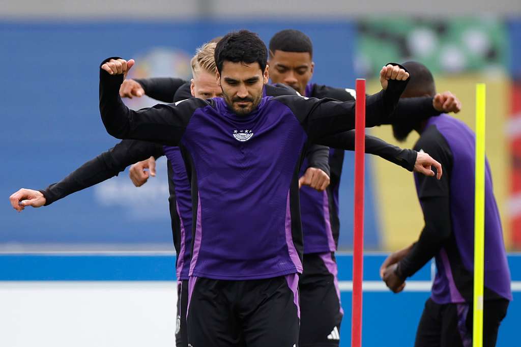 HERZOGENAURACH (ALEMANIA), 04/07/2024.- El jugador alemán Ilkay Gündogan durante el entrenamiento de este jueves en Herzogenaurach (Alemania), en la víspera de su encuentro de cuartos de final de la Eurocopa 2024 ante España. EFE/ Alberto Estévez