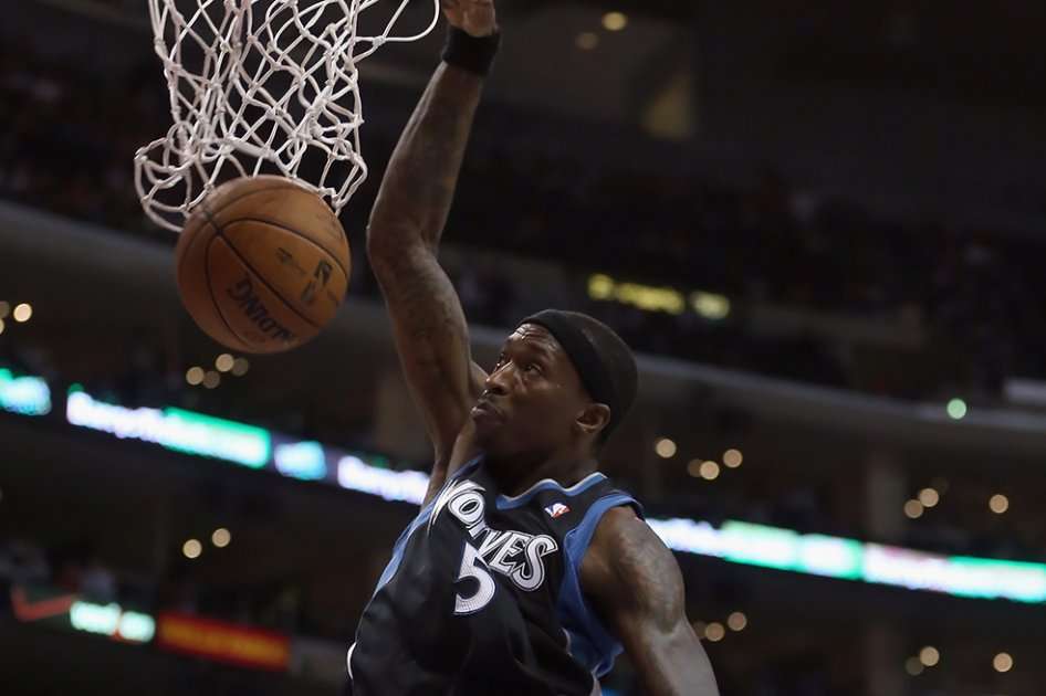 Howard logró doble-doble de 16 puntos y 10 rebotes.
