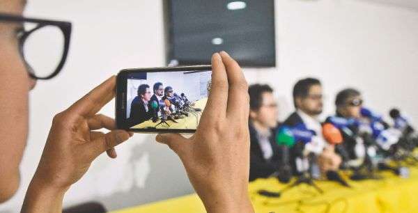 Los jefes de las Farc “Pastor Alape”, “Iván Márquez” y “Jesús Santrich” fueron los que anunciaron ayer en Bogotá el inicio del proceso de dejación de armas. / /AFP
