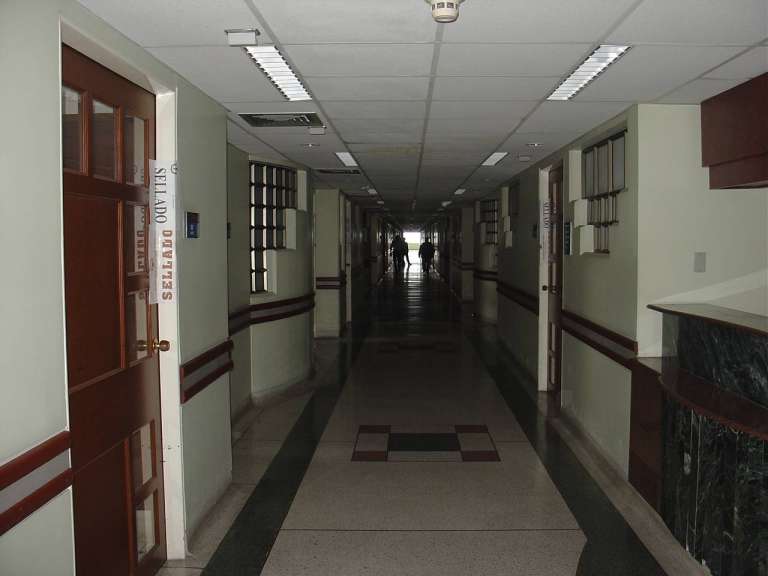 Este 11 de diciembre el Complejo Hospitalario San Juan de Dios abre un nuevo capítulo en su historia con la apertura del edificio de Mantenimiento, y pese al optimismo del Gobierno de Petro de restaurarlo, las deudas históricas persisten, así como la contrarreloj para que la Nación adquiera el predio, hoy propiedad del Distrito.