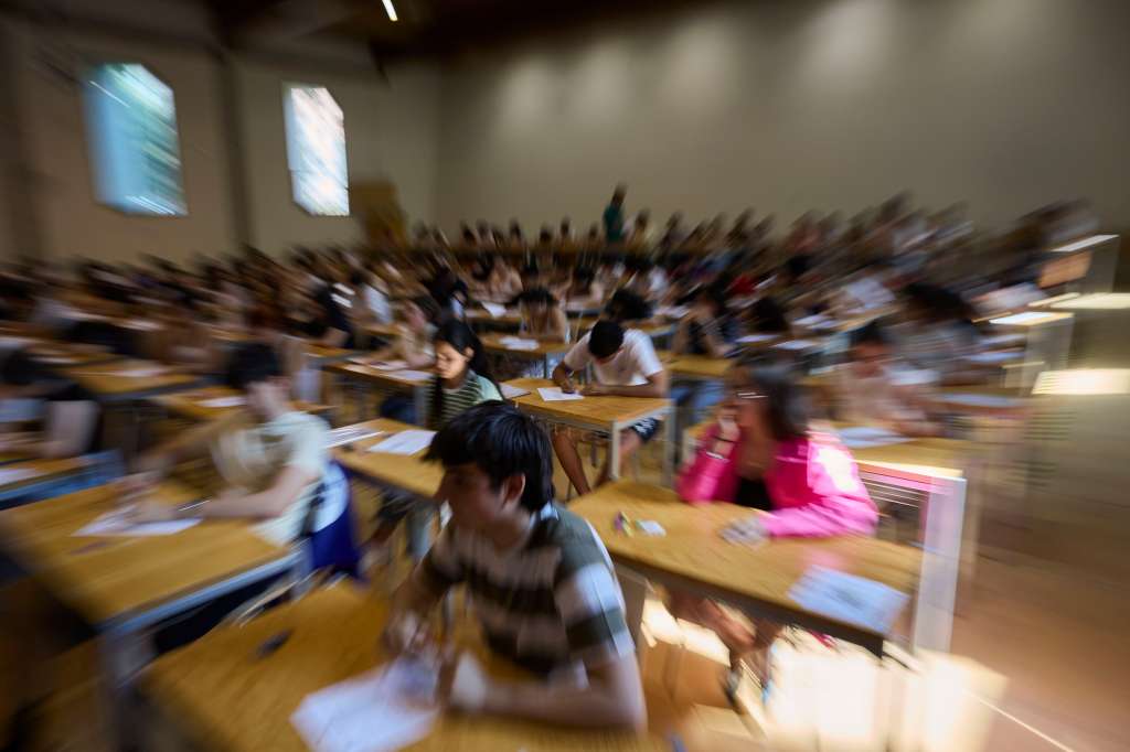TALAVERA DE LA REINA, 04/06/2024.- Varios jóvenes en el primer día de la Evaluación de Acceso a la Universidad (EvAU) en Castilla-La Mancha, que ha arrancado con el examen de Lengua española, este martes en Talavera de la Reina. EFE/ Manu Reino