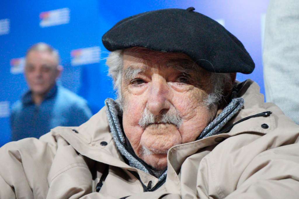 AME6091. MONTEVIDEO (URUGUAY), 05/09/2024.- Fotografía del 27 de agosto de 2024 del expresidente de Uruguay José Mujica (2010-2015) en una reunión en Montevideo (Uruguay). Mujica fue internado nuevamente, según indicó la prensa local y confirmó la Agencia EFE este jueves. La pasada semana, el exmandatario ya había ingresado a un sanatorio tras tener dificultades para alimentarse generadas por el tratamiento de radioterapia que recibió a raíz de un tumor maligno en el esófago. EFE/ Sofía Torres