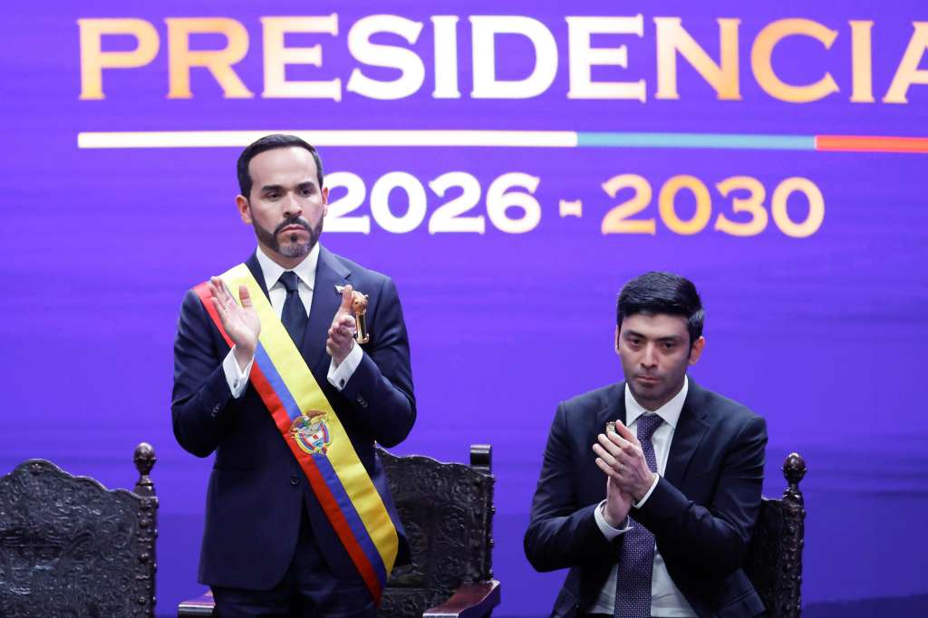 AME7046. CALI (COLOMBIA), 07/08/2026.- Abelardo de la Espriella (i) reacciona tras jurar como presidente de Colombia para el periodo 2026-2030, este viernes en Cali (Colombia). "Juro a Dios y prometo al pueblo cumplir fielmente la Constitución y las leyes de Colombia", dijo De la Espriella al jurar ante el presidente del Congreso, Honorio Henríquez, quien acto seguido le impuso la banda presidencial. EFE/ Mauricio Dueñas Castañeda