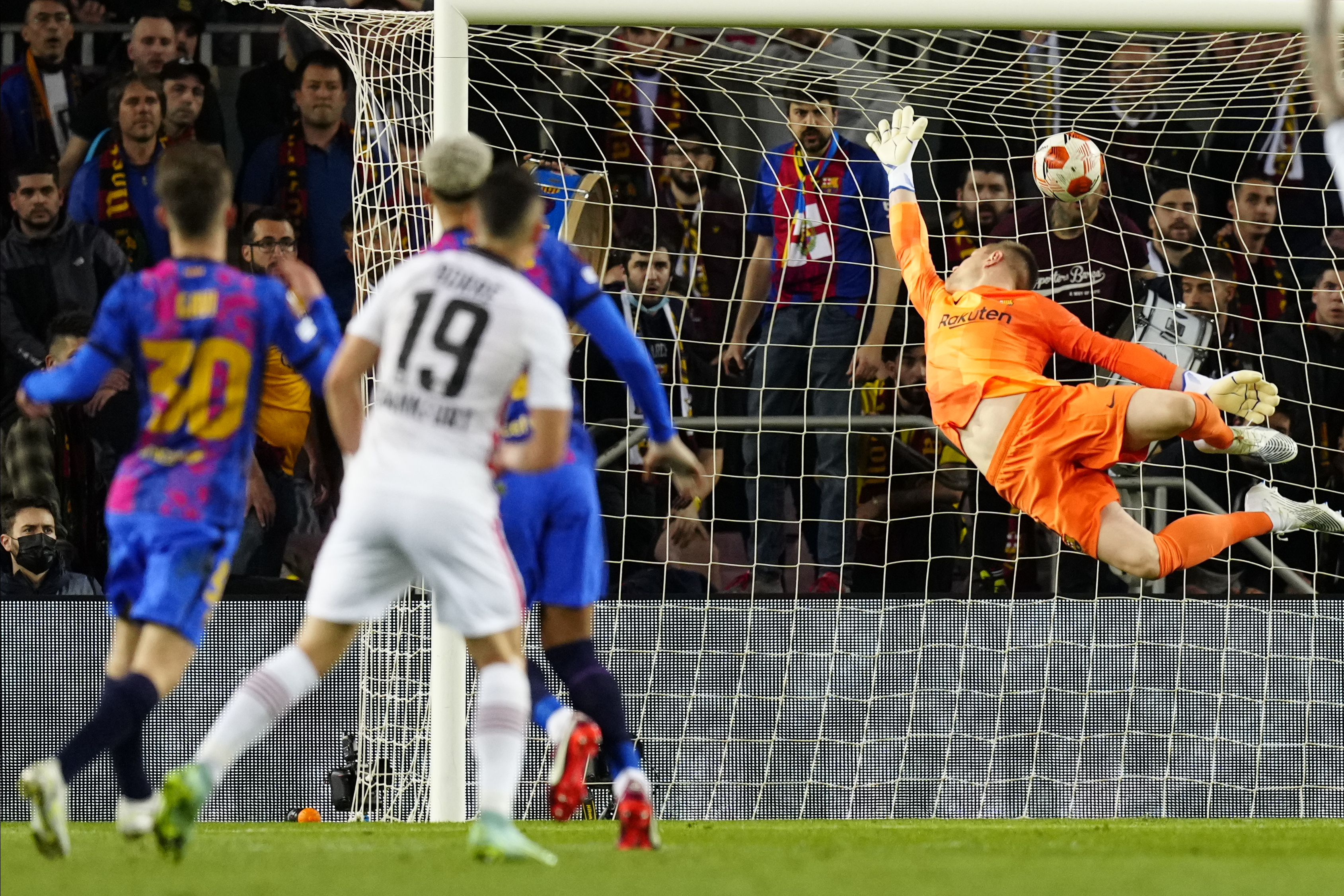 BARCELONA, 14/04/2022.- El portero del FC Barcelona Marc-André ter Stegen (d) encaja el segundo gol del Eintracht, durante el encuentro correspondiente a la vuelta de los cuartos de final de la Liga Europa que disputan hoy jueves en el estadio del Camp Nou. EFE /Enric Fontcuberta.