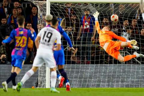 Con gol de Borré dedicado a Freddy Rincón, Frankfurt eliminó a Barcelona