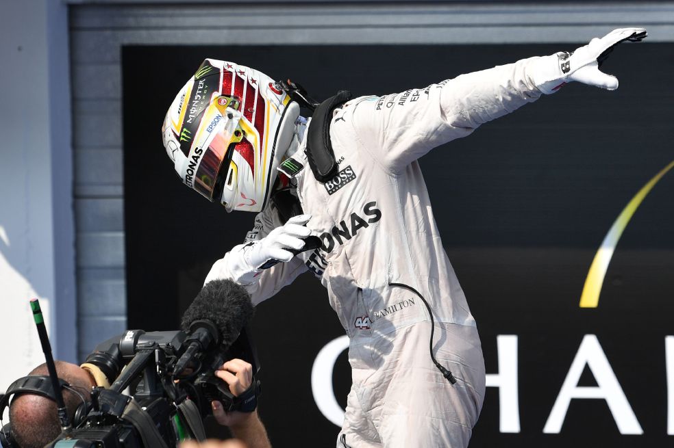 El británico Lewis Hamilton celebra su victoria en el Gran Premio de Hungría. / Efe