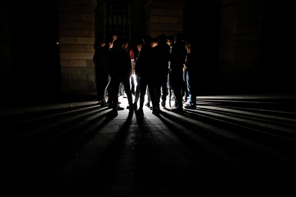 AME3455. SANTIAGO DE COMPOSTELA (ESPAÑA), 29/04/2025.- Jóvenes se reúnen frente a una catedral durante un apagón este martes, en Santiago de Compostela (España). EFE/ Lavandeira Jr