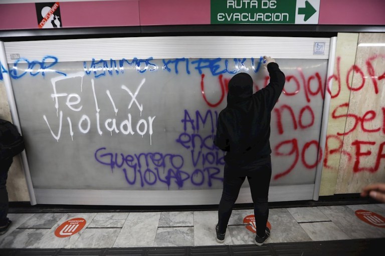 Sin embargo, su aspiración se ha visto salpicada por denuncias de varias mujeres que aseguran haber sido violadas o acosadas por él. Los hechos habrían ocurrido en 1998, 2014 y 2016, pero el candidato rechaza haber cometido cualquier agresión. El caso ha ganado notoriedad ante declaraciones de López Obrador, quien sostiene que el exsenador se presume inocente mientras no sea condenado por la justicia.