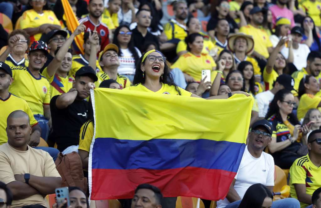 COL500. MEDELLÍN. (COLOMBIA), 14/07/2024.- Aficionados de la selección colombiana de fútbol asisten al estadio Atanasio Girardot para ver la transmisión la final de la Copa América este domingo, en Medellín (Colombia). Se espera que miles de seguidores de la selección colombiana se congreguen en parques, plazas y centros de eventos de todo el país para seguir juntos la final de la Copa América entre Argentina y Colombia. EFE/ Luis Eduardo Noriega Arboleda