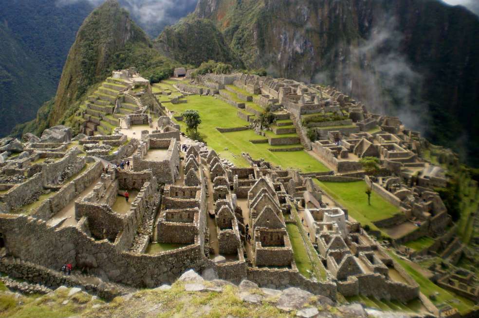 Machu Picchu, de sur a norte, una de las maravillas más apetecidas por los turistas, quienes suben en peregrinación.