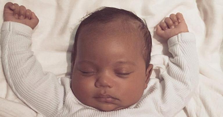 Kim Kardashian presenta a su hijo Saint West en redes sociales