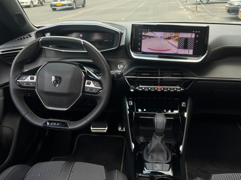 El sistema multimedia de la SUV francesa funciona con una pantalla táctil de 10”.