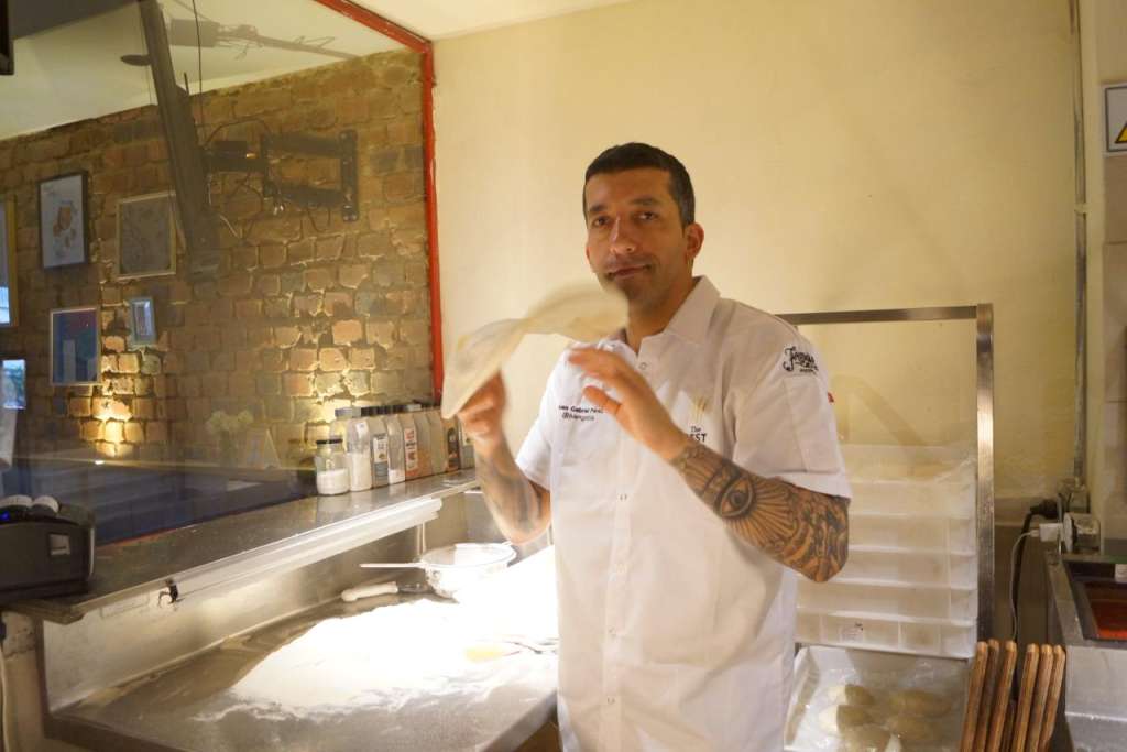 A través de los años, Juan Gabriel Pérez ha desarrollado su propia técnica para abrir las masas de pizza con mayor agilidad.