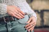 Jeans: así podrás doblar tus pantalones para combinarlos con tenis en 2023