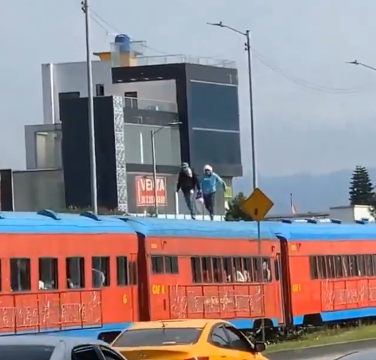Los dos sujetos saltaron desde el puente peatonal de la estación de Transmilenio NQS con calle 75.