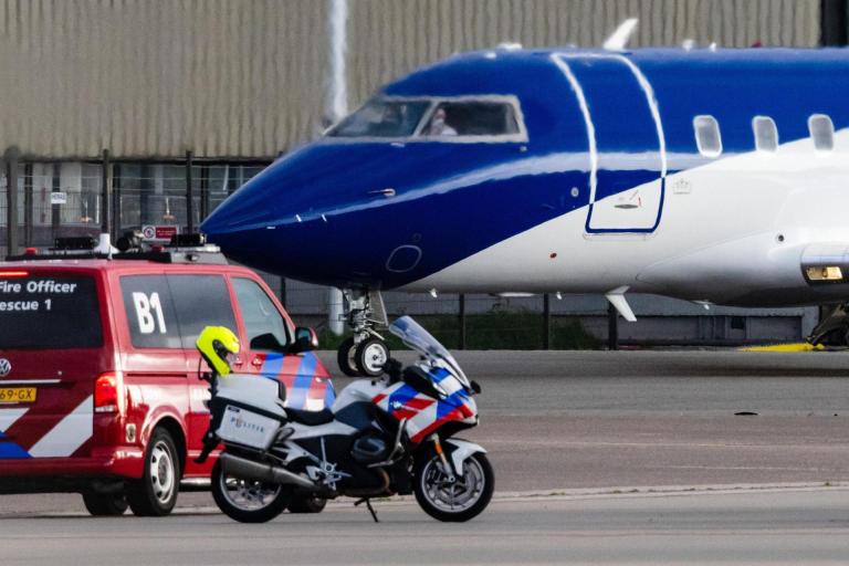 Avión que evacuaba pasajeros del crucero con brote de hantavirus aterriza de emergencia