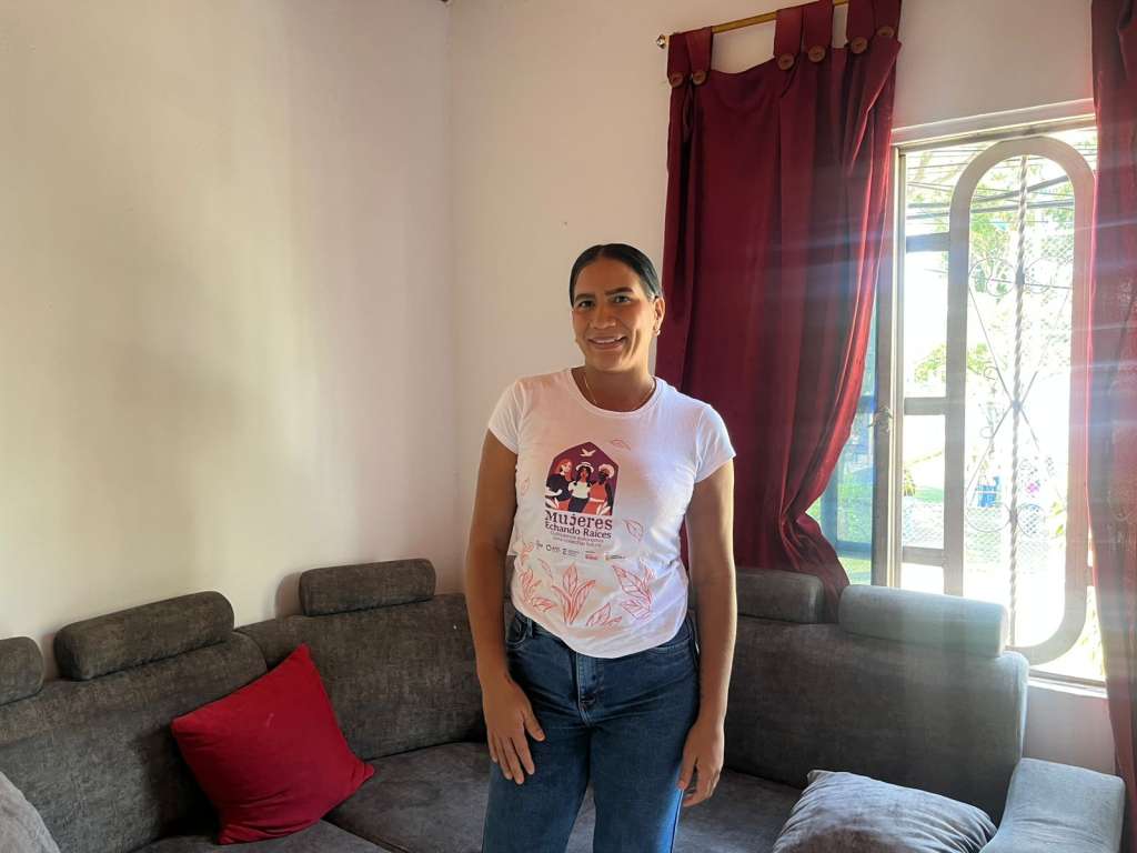 Ella es beneficiaria del proyecto Mujeres Echando Raíces (MERA), llegó desde Venezuela y hoy accede apoyos de vivienda y formación que le han permitido proyectar nuevas oportunidades.