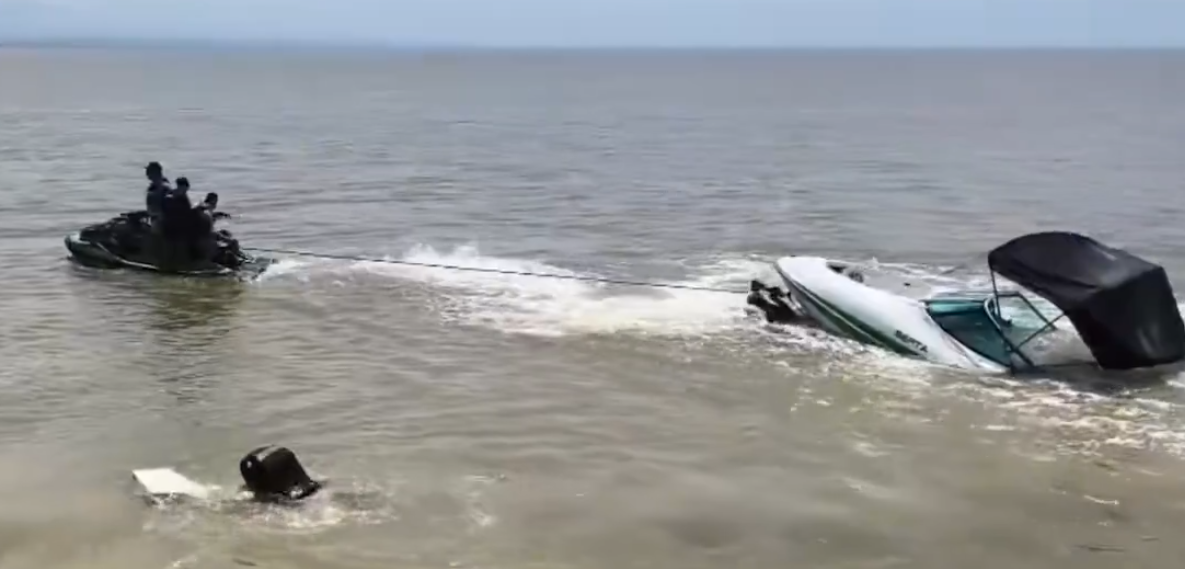 Imagen del video de rescate compartido por la Fuerza Naval del Caribe en sus redes sociales.