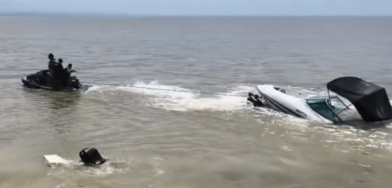 Rescatan a diez personas de naufragio en el golfo de Urabá; embarcación no tenía matrícula