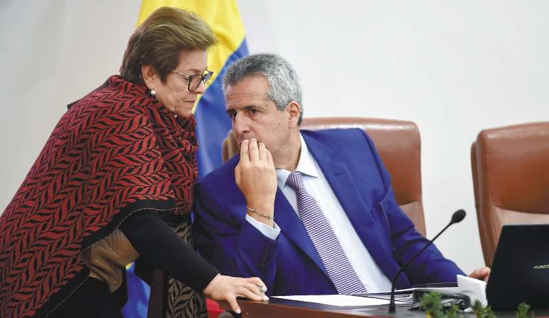 La ministra de Trabajo, Gloria Inés Ramírez, y el ministro del Interior, Luis Fernando Velasco, durante la discusión de la reforma laboral en 2023. / Óscar Pérez