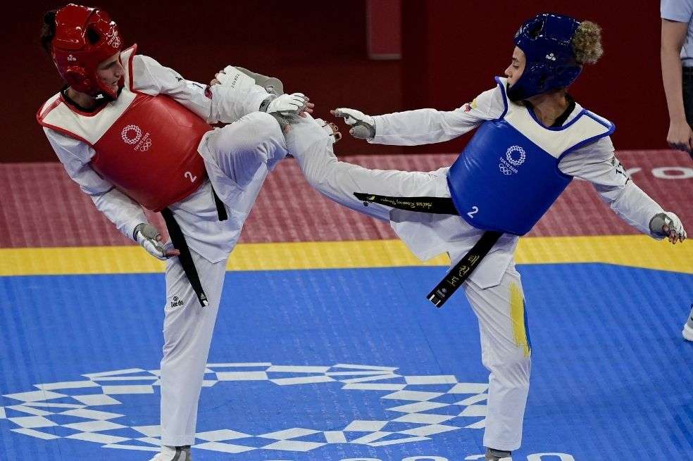 Andrea Ramírez Vargas (azul) avanzó a los cuartos de final.