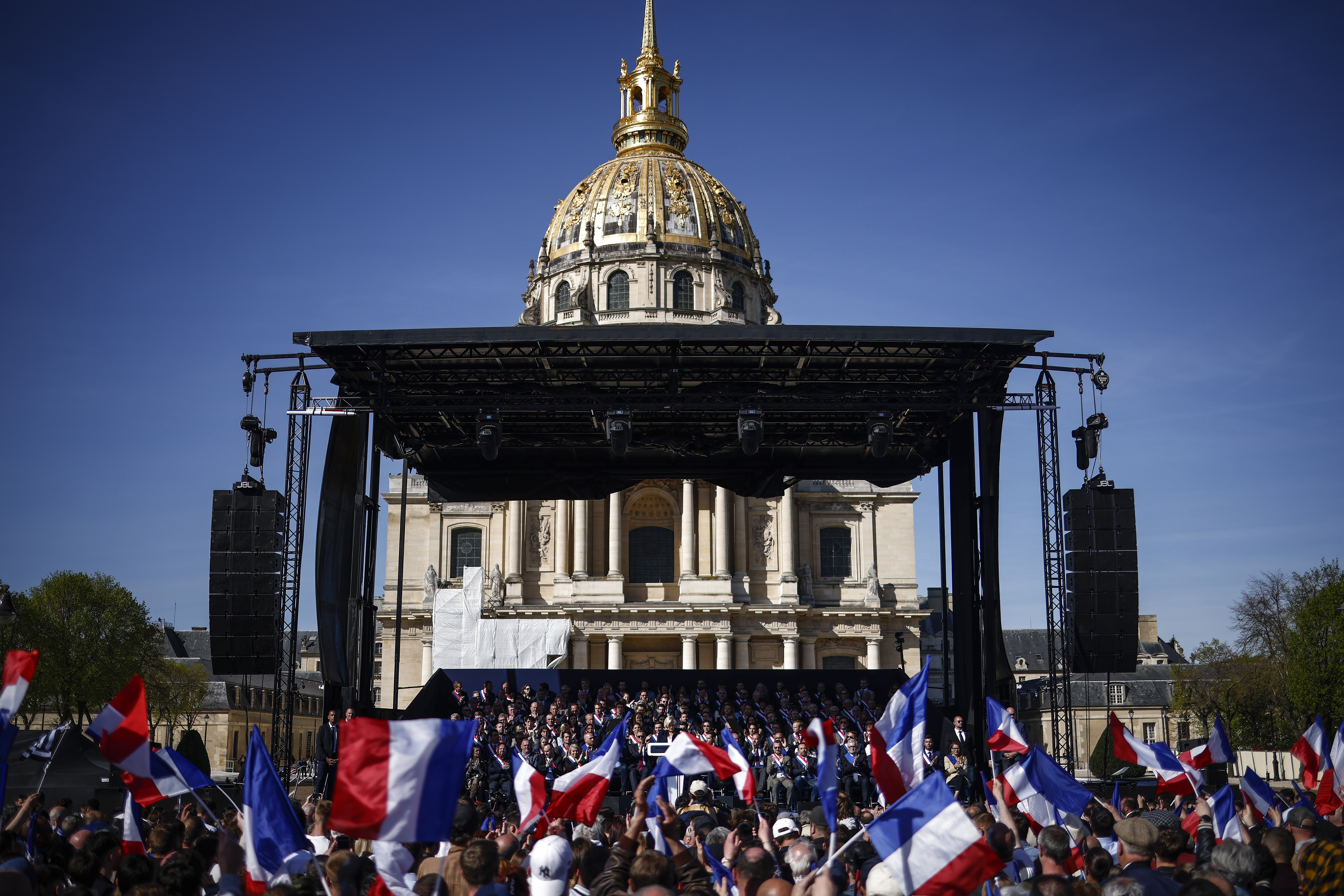 PARIS (France), 06/04/2025.- Far-right Rassemblement National (RN) leader Marine Le Pen (C) delivers a speech during a rally in her support one week after being convicted, in Paris, France, 06 April 2025. Le Pen was convicted of creating fake jobs at the EU parliament to channel funds to her party to employ people in France and was banned with immediate effect from standing for office for five years, throwing into doubt her bid to stand for the French Presidency in 2027. (Protestas, Francia) EFE/EPA/YOAN VALAT