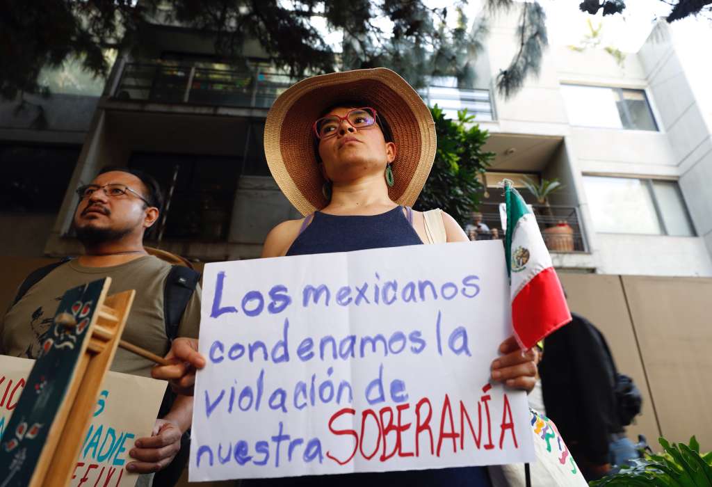 MEX3645. CIUDAD DE MÉXICO (MÉXICO), 06/04/2024.- Un grupo de personas protestan afuera de la Embajada de Ecuador este sábado, en la Ciudad de México (México). México vivió este sábado entre el asombro y la indignación la escalada de tensiones con Ecuador tras el asalto a la Embajada en Quito, mientras el presidente, Andrés Manuel López Obrador, hizo llamados a prudencia y agradeció la solidaridad de numerosos países latinoamericanos. EFE/Sáshenka Gutiérrez