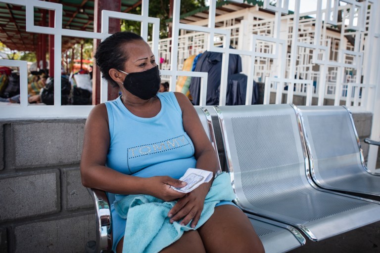 6. Reina Cumares y sus tres hijos caminaron durante 21 días desde Bogotá, Colombia, hasta la ciudad fronteriza de San Antonio del Táchira, para regresar a su hogar en Venezuela. A su llegada, se les hicieron pruebas de COVID-19; todas sus pruebas resultaron negativas. Ahora se encuentran en cuarentena en uno de los centros establecidos por las autoridades nacionales para prevenir la propagación de COVID-19 en el estado fronterizo venezolano de Táchira.