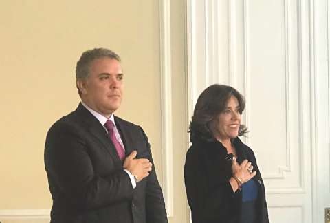 ¿Bloqueo diplomático a escritores en festival literario en Grecia?