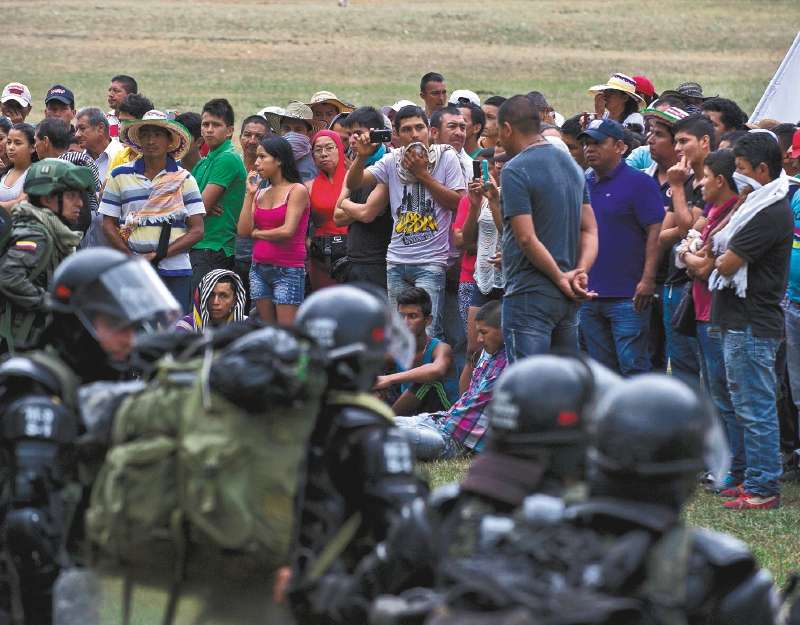 Jhonnatan Patiño, alcalde de Argelia, indica que el conflicto se ha movido por todas las veredas del municipio. AFP PHOTO / LUIS ROBAYO