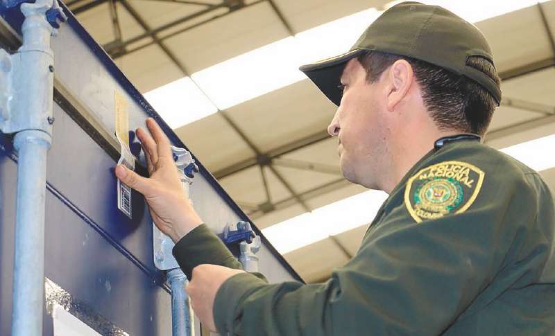 El coronel Rojas sellando uno de los ocho contenedores donde están los restos de las armas.