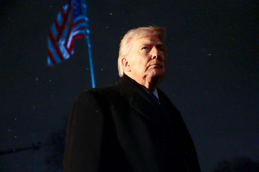 WASHINGTON (United States), 06/02/2026.- US President Donald J. Trump responds to a question from the news media as he walks to board Marine One on the South Lawn of the White House in Washington, DC, USA, 06 February 2026. President Trump is traveling to his home in Florida for the weekend. EFE/EPA/SHAWN THEW / POOL