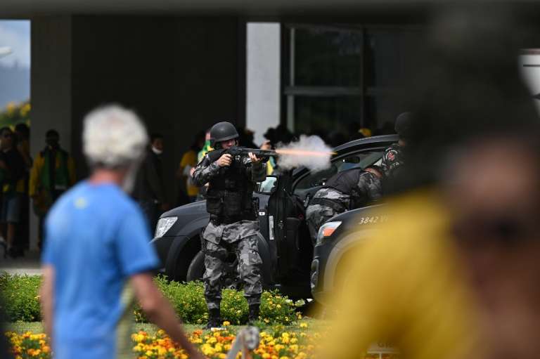 De acuerdo con el diario Folha, los manifestantes venían del Cuartel General del Ejército y llegaron a la Explanada.