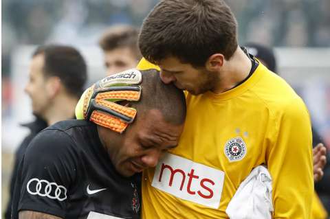 Jugador brasileño rompió en llanto tras recibir insultos racistas en el fútbol serbio