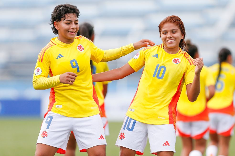 Yésica Muñoz (izq.) y Gabriela Rodríguez son figuras en la selección femenina de Colombia, que lucha por el título en el Sudamericano femenino sub-20 de Ecuador.