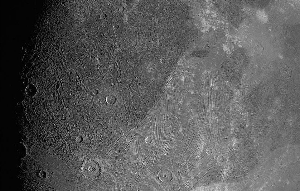 Esta imagen de Ganímedes fue obtenida por el generador de imágenes JunoCam durante el sobrevuelo de la luna helada del 7 de junio de 2021 de Juno.