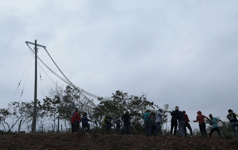 Por primera vez, excombatientes de las Farc llevan la energía eléctrica a su vereda