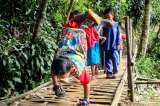 La increíble odisea de un niño discapacitado en Indonesia para ir a la escuela