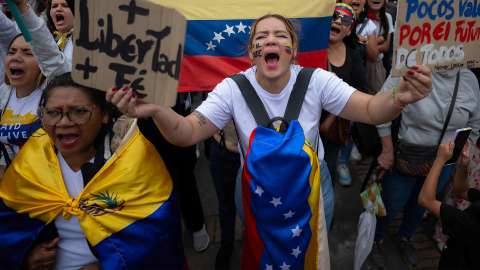 Venezolanos hacen plantón en la Plaza de Bolívar tras llamado de la oposición