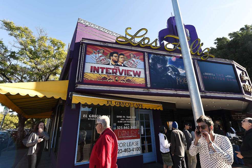 El cartel de ‘The Interview’ en el cinema Los Feliz de Los Ángeles. / AFP